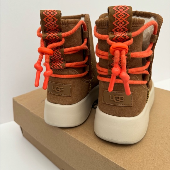 UGG - Classic Boom Ankle Boot Women’s size 6 - Picture 4 of 8